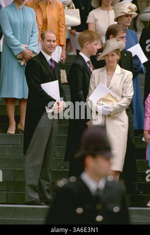 APRIL 2001 - LONDON, GROSSBRITANNIEN - Â RICHARD CHAMBURY ALPHA M041396 11 07 00.PRINZ EDWARD, PRINZ HENRY, SOPHIE GRÄFIN VON WESSEX UND LADY SERENA LINLEY (HINTERGRUND).-THANKSGIVING ZUM 100. GEBURTSTAG DER KÖNIGIN MUTTER IN ST. PAUL'S CATHEDRAL IN LONDON. (Kreditbild: © Globe Photos/ZUMAPRESS.com) Stockfoto