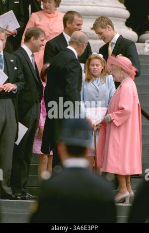 24. APRIL 2001 - LONDON, GROSSBRITANNIEN - Â ©RICHARD CHAMBURY ALPHA/ M041396 11 07 00.PRINZ ANDREW, PETER PHILLIPS, PRINZ PHILIP, PRINZESSIN BEATRICE, PRINZ WILLIAM & DIE KÖNIGIN MUTTER.-THANKSGIVING ZUM 100. GEBURTSTAG DER KÖNIGIN IN ST. PAUL'S CATHEDRAL IN LONDON. (Kreditbild: © Globe Photos/ZUMAPRESS.com) Stockfoto