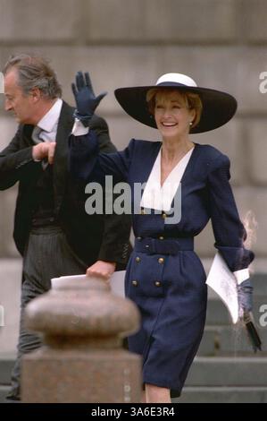 24. APRIL 2001 - LONDON, GROSSBRITANNIEN - Â RICHARD CHAMBURY ALPHA M041396 11 07 00.LORD & LADY ROMSEY.-THANKSGIVING ZUM 100. GEBURTSTAG DER KÖNIGIN MUTTER IN ST. PAUL'S CATHEDRAL IN LONDON. (Kreditbild: © Globe Photos/ZUMAPRESS.com) Stockfoto