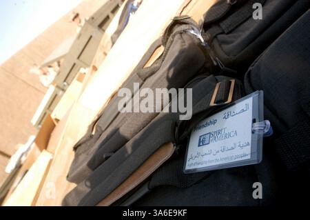 16. Mai 2004; Camp Blue Diamond, Irak; The Spirit of America aus Los Angeles spendete kürzlich Audio- und Videoproduktionsausrüstung im Wert von fast 0.000 USD für sieben Medienstationen in der irakischen Provinz Al Anbar. Marines mit der 1. Marine Division hoffen, dass sie die Ausrüstung in den nächsten Wochen liefern können. Stockfoto