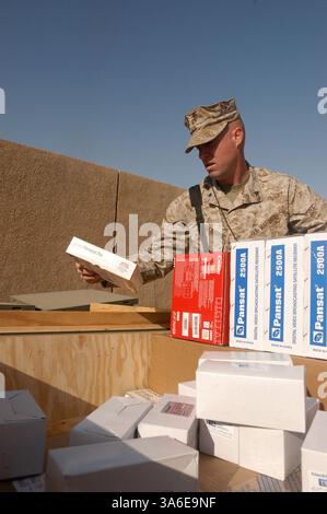 16. Mai 2004; Camp Blue Diamond, Irak; Oberstleutnant JOHN LUTKENHOUSE, 1. Marine Division plant Offizier für wirtschaftliche Entwicklung, inventarisiert Audio- und Videoproduktionsausrüstung. Die Ausrüstung wurde von der Spirit of America Charity in Los Angeles gespendet. In den nächsten Wochen werden Ausrüstungen im Wert von fast 0.000 an Nachrichtensender in der irakischen Provinz Al Anbar verteilt. Stockfoto