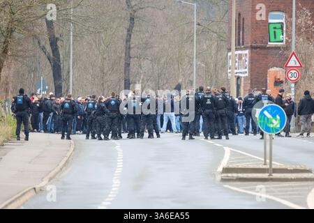 Leipzig - Stadtderby Chemie Leipzig gegen Lok Leipzig: Polizei mit mehreren Hunderschften im Einsatz 23.03.2025 ab 10,30 Uhr Stadtgebiet Leipzig, Stadtteil Leutzsch am Sonntag treffen im Sachsenpokal-Viertelfinale die beiden Stadt-Kontrahenten BSG Chemie Leipzig und Lok Leipzig ab 14 Uhr im Alfred-Kunze-Sportpark aufeinander. Bereits vor dem Spiel sorgen die Fanlager beider Mannschaften für ein Großaufgebot der Polizei in der gesamten Messestadt. Während die Fans der grün-weißen Chemiker sich um 10,30 Uhr am Rathaus Leutzsch zu einem Fanmarsch formiert haben, trafen sich Fans der blau-gelb L Stockfoto