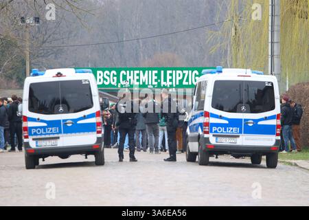 Leipzig - Stadtderby Chemie Leipzig gegen Lok Leipzig: Polizei mit mehreren Hunderschften im Einsatz 23.03.2025 ab 10,30 Uhr Stadtgebiet Leipzig, Stadtteil Leutzsch am Sonntag treffen im Sachsenpokal-Viertelfinale die beiden Stadt-Kontrahenten BSG Chemie Leipzig und Lok Leipzig ab 14 Uhr im Alfred-Kunze-Sportpark aufeinander. Bereits vor dem Spiel sorgen die Fanlager beider Mannschaften für ein Großaufgebot der Polizei in der gesamten Messestadt. Während die Fans der grün-weißen Chemiker sich um 10,30 Uhr am Rathaus Leutzsch zu einem Fanmarsch formiert haben, trafen sich Fans der blau-gelb L Stockfoto