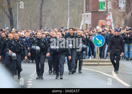 Leipzig - Stadtderby Chemie Leipzig gegen Lok Leipzig: Polizei mit mehreren Hunderschften im Einsatz 23.03.2025 ab 10,30 Uhr Stadtgebiet Leipzig, Stadtteil Leutzsch am Sonntag treffen im Sachsenpokal-Viertelfinale die beiden Stadt-Kontrahenten BSG Chemie Leipzig und Lok Leipzig ab 14 Uhr im Alfred-Kunze-Sportpark aufeinander. Bereits vor dem Spiel sorgen die Fanlager beider Mannschaften für ein Großaufgebot der Polizei in der gesamten Messestadt. Während die Fans der grün-weißen Chemiker sich um 10,30 Uhr am Rathaus Leutzsch zu einem Fanmarsch formiert haben, trafen sich Fans der blau-gelb L Stockfoto