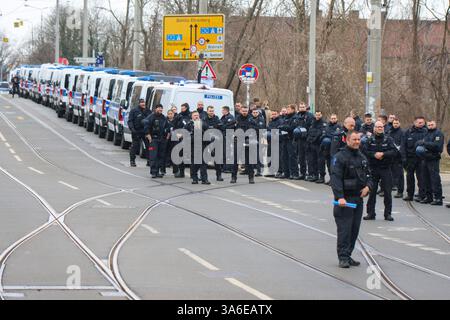 Leipzig - Stadtderby Chemie Leipzig gegen Lok Leipzig: Polizei mit mehreren Hunderschften im Einsatz 23.03.2025 ab 10,30 Uhr Stadtgebiet Leipzig, Stadtteil Leutzsch am Sonntag treffen im Sachsenpokal-Viertelfinale die beiden Stadt-Kontrahenten BSG Chemie Leipzig und Lok Leipzig ab 14 Uhr im Alfred-Kunze-Sportpark aufeinander. Bereits vor dem Spiel sorgen die Fanlager beider Mannschaften für ein Großaufgebot der Polizei in der gesamten Messestadt. Während die Fans der grün-weißen Chemiker sich um 10,30 Uhr am Rathaus Leutzsch zu einem Fanmarsch formiert haben, trafen sich Fans der blau-gelb L Stockfoto