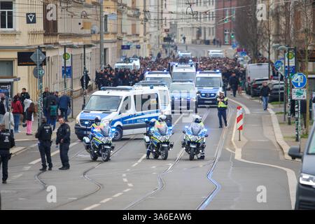 Leipzig - Stadtderby Chemie Leipzig gegen Lok Leipzig: Polizei mit mehreren Hunderschften im Einsatz 23.03.2025 ab 10,30 Uhr Stadtgebiet Leipzig, Stadtteil Leutzsch am Sonntag treffen im Sachsenpokal-Viertelfinale die beiden Stadt-Kontrahenten BSG Chemie Leipzig und Lok Leipzig ab 14 Uhr im Alfred-Kunze-Sportpark aufeinander. Bereits vor dem Spiel sorgen die Fanlager beider Mannschaften für ein Großaufgebot der Polizei in der gesamten Messestadt. Während die Fans der grün-weißen Chemiker sich um 10,30 Uhr am Rathaus Leutzsch zu einem Fanmarsch formiert haben, trafen sich Fans der blau-gelb L Stockfoto