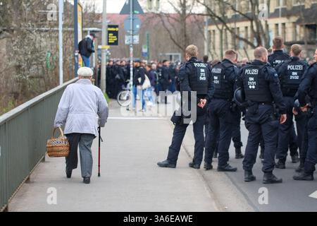 Leipzig - Stadtderby Chemie Leipzig gegen Lok Leipzig: Polizei mit mehreren Hunderschften im Einsatz 23.03.2025 ab 10,30 Uhr Stadtgebiet Leipzig, Stadtteil Leutzsch am Sonntag treffen im Sachsenpokal-Viertelfinale die beiden Stadt-Kontrahenten BSG Chemie Leipzig und Lok Leipzig ab 14 Uhr im Alfred-Kunze-Sportpark aufeinander. Bereits vor dem Spiel sorgen die Fanlager beider Mannschaften für ein Großaufgebot der Polizei in der gesamten Messestadt. Während die Fans der grün-weißen Chemiker sich um 10,30 Uhr am Rathaus Leutzsch zu einem Fanmarsch formiert haben, trafen sich Fans der blau-gelb L Stockfoto