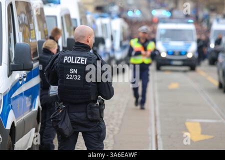 Leipzig - Stadtderby Chemie Leipzig gegen Lok Leipzig: Polizei mit mehreren Hunderschften im Einsatz 23.03.2025 ab 10,30 Uhr Stadtgebiet Leipzig, Stadtteil Leutzsch am Sonntag treffen im Sachsenpokal-Viertelfinale die beiden Stadt-Kontrahenten BSG Chemie Leipzig und Lok Leipzig ab 14 Uhr im Alfred-Kunze-Sportpark aufeinander. Bereits vor dem Spiel sorgen die Fanlager beider Mannschaften für ein Großaufgebot der Polizei in der gesamten Messestadt. Während die Fans der grün-weißen Chemiker sich um 10,30 Uhr am Rathaus Leutzsch zu einem Fanmarsch formiert haben, trafen sich Fans der blau-gelb L Stockfoto