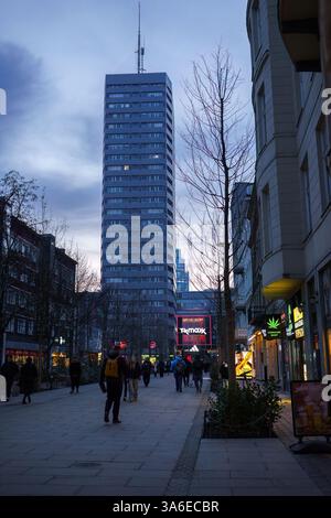 Warschau, Polen. Januar 2025 - Blick auf eine Warschauer Straße am Abend mit einem Wolkenkratzer im Hintergrund. Stockfoto