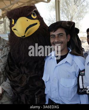 28. August 2004; Al Asad, Irak; verkleidet als Farid der Falke, CPL. JUSTIN WEBBER, ein Truppenführer der Militäropolizei in Al Asad, mischt sich mit den irakischen Polizisten, die an der Ausbildung teilnehmen. Das Kostüm wird als Lehrmittel für das IP dienen, um lokale Kinder über Kriminalprävention zu unterrichten. Stockfoto