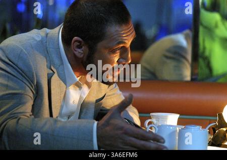 Erscheinungsdatum: 6. August 2004. FILMTITEL: Sicherheiten. STUDIO: Paramount Pictures. PLOT: Ein Taxifahrer findet sich die Geisel eine ansprechende Auftragskiller wie er seine Runden von Treffer zu Treffer in einer Nacht in La macht. Er muss einen Weg, sich selbst und ein letztes Opfer retten finden. Bild: JAVIER BARDEM macht einen Cameo-Auftritt als Felix. Stockfoto