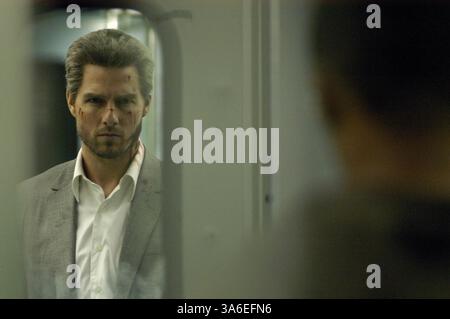 Erscheinungsdatum: 6. August 2004. FILMTITEL: Sicherheiten. STUDIO: Paramount Pictures. PLOT: Ein Taxifahrer findet sich die Geisel eine ansprechende Auftragskiller wie er seine Runden von Treffer zu Treffer in einer Nacht in La macht. Er muss einen Weg, sich selbst und ein letztes Opfer retten finden. Im Bild: TOM CRUISE als Vincent. Stockfoto