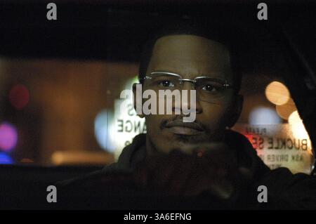 Erscheinungsdatum: 6. August 2004. FILMTITEL: Sicherheiten. STUDIO: Paramount Pictures. PLOT: Ein Taxifahrer findet sich die Geisel eine ansprechende Auftragskiller wie er seine Runden von Treffer zu Treffer in einer Nacht in La macht. Er muss einen Weg, sich selbst und ein letztes Opfer retten finden. Bild: JAMIE FOXX stars wie Max. Stockfoto