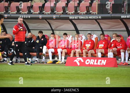 NIECIECZA, POLEN - 21. MÄRZ 2025: Freundschaftsspiel unter 20 Elite League Polen gegen Rumänien 1:0. In fotopolierter Bank. Stockfoto