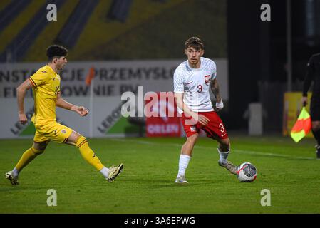 NIECIECZA, POLEN - 21. MÄRZ 2025: Freundschaftsspiel unter 20 Elite League Polen gegen Rumänien 1:0. Auf Foto Igor Drapiński (3). Stockfoto