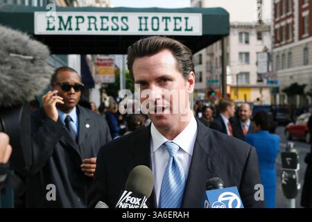 November 2005; San Francisco, CA, USA; am letzten Tag ihrer Tour zur San Francisco Bay Area besuchen Prinz Charles von Wales und Herzogin Camilla von Cornwall das Empress Hotel im Tenderloin-Viertel von San Francisco. Das Empress Hotel ist Teil von Bürgermeister GAVIN NEWSOMS Wohnprojekt und beherbergt 90 ehemals obdachlose Menschen, die unter verschiedenen Leiden wie psychischen Problemen, Alkoholismus und Drogenmissbrauch leiden. Das Königspaar tourte mit Newsom durch das Hotel. Obligatorischer Hinweis: Foto von Mike Fox/ZUMA Press. (©) Copyright 2005 von Mike Fox Stockfoto