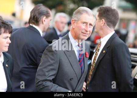 November 2005; San Francisco, CA, USA; am letzten Tag ihrer Tour zur San Francisco Bay Area besuchen Prinz CHARLES von Wales und Herzogin Camilla von Cornwall das Empress Hotel im Tenderloin-Viertel von San Francisco. Das Empress Hotel ist Teil von Bürgermeister Gavin Newsoms Wohnprojekt und beherbergt 90 ehemals obdachlose Menschen, die unter verschiedenen Leiden wie psychischen Problemen, Alkoholismus und Drogenmissbrauch leiden. Das Königspaar tourte mit Newsom durch das Hotel. Obligatorischer Hinweis: Foto von Mike Fox/ZUMA Press. (©) Copyright 2005 von Mike Fox Stockfoto