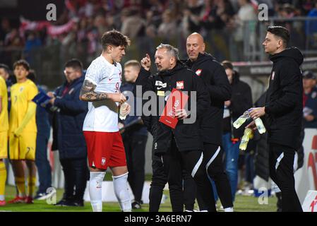 NIECIECZA, POLEN - 21. MÄRZ 2025: Freundschaftsspiel u20 Polen gegen Rumänien 1:0. Kacper Śmiglewski (19) und Trainer Marcin Broniszewski. Stockfoto