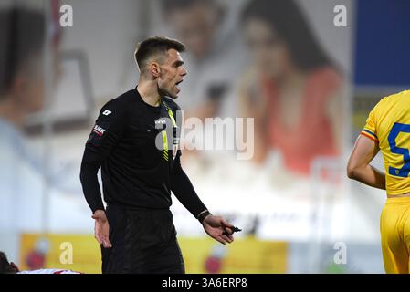 NIECIECZA, POLEN - 21. MÄRZ 2025: Freundschaftsspiel unter 20 Elite League Polen gegen Rumänien 1:0. Im Foto-Schiedsrichter Mateusz Piszczelok. Stockfoto