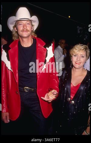 Mai 1993; Hollywood, CA, USA; Country-Star ALAN JACKSON und seine Frau DENISE nehmen an den 28. jährlichen Country Music Awards im Universal Amphitheater in Kalifornien Teil. (Michelson - Karnbad/1993) Stockfoto