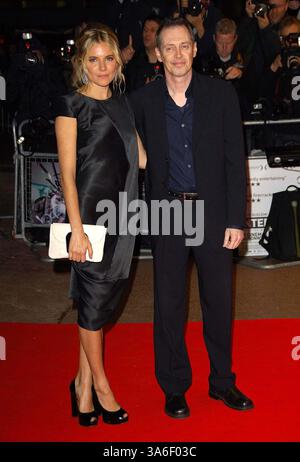 Oktober 2007 - London, Vereinigtes Königreich - 002046.K55167.'Interview' Premiere-Arrivals-The Times BFI 51. London Film Festival 2007, Odeon West End, London, Vereinigtes Königreich *** 10-18-2007. HENRY DAVENPORT- COM- 2007.SIENNA MILLER STEVE BUSCEMI(Bild: © Globe Photos/ZUMAPRESS.com) Stockfoto