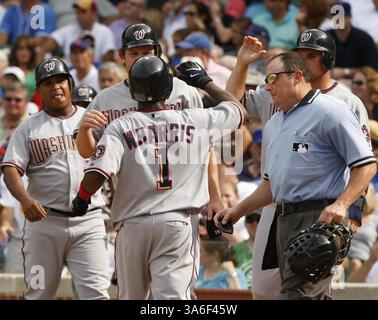 22. August 2008: Willie Harris wird nach seinem Grand Slam im sechsten Inning gegen die Chicago Cubs im Wrigley Field in Chicago, Illinois, am Freitag, den 22. August 2008 auf dem Heimtisch begrüßt. (Phil Velasquez/Chicago Tribune/MCT) (Kreditbild: © Phil Velasquez/MCT/ZUMAPRESS.com) Stockfoto