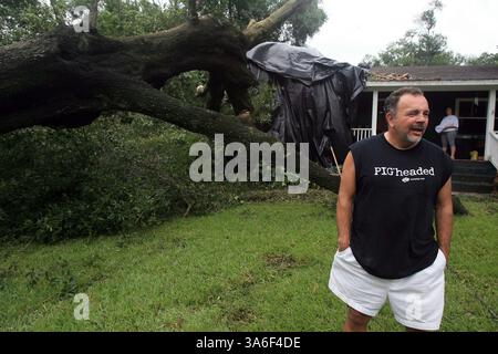 22. August 2008 – Kim Plaisance steht am Freitag, 22. August 2008 im Vorhof seines Hauses in der 1611 Delaney Avenue, während eine Crew daran arbeitet, eine lebende Eiche zu entfernen, die durch Wind und Regen vom Tropical Storm Fay auf ihr Haus gefallen ist. (Ricardo Ramirez Buxeda/Orlando Sentinel/MCT) (Bild: © Ricardo Ramirez Buxeda/MCT/ZUMAPRESS.com) Stockfoto