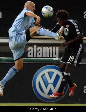23. August 2008: Conor Casey (links) kollidiert mit dem Mittelfeldspieler Clyde Simms, der sich in der ersten Halbzeit im RFK-Stadion in Washington, D.C. am Samstag, den 23. August 2008 für den Ball einsetzt. United besiegte die Rapids mit 3:0. (Chuck Myers/MCT) (Kreditbild: © Chuck Myers/MCT/ZUMAPRESS.com) Stockfoto