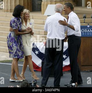 23. August 2008 – der demokratische Präsidentschaftskandidat Sen. Barack Obama rechts und Sen. Joe Biden (D-Del.) links nehmen am Samstag, den 23. August 2008, mit ihren Frauen Michelle Obama, links, und Jill Biden, rechts, in der Old State Capital in Springfield, Illinois, die Bühne ein. Obama hat Biden zu seinem stellvertretenden Präsidentschaftskandidaten gewählt. (Nuccio DiNuzzo/Chicago Tribune/MCT) (Kreditbild: © Nuccio Dinuzzo/MCT/ZUMAPRESS.com) Stockfoto