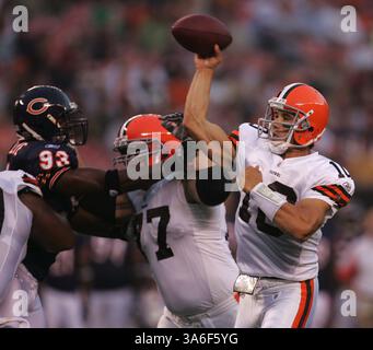 28. August 2008: Der Quarterback Brady Quinn von Cleveland Browns wird von Chicago Bears Defensive End Adewale Ogunleye während eines NFL-Vorsaisonspiels am Donnerstag, den 28. August 2008, im Cleveland Browns Stadium in Cleveland, Ohio, unter Druck gesetzt. (Phil Masturzo/Akron Beacon Journal/MCT) (Bild: © Phil Masturzo/MCT/ZUMAPRESS.com) Stockfoto