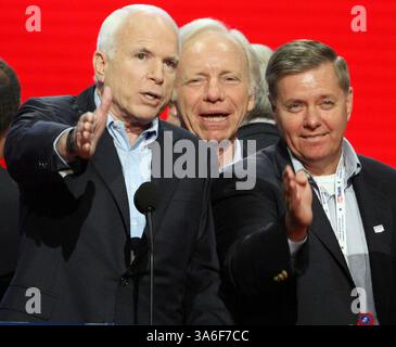 4. September 2008 – der republikanische Präsidentschaftskandidat John McCain (links) überprüft zusammen mit Senator Joseph Lieberman (Mitte) und Senator Lindsey Graham (R-SC) die Podiumswinkel während eines Rundgangs vor dem Beginn der Republican National Convention im Xcel Energy Center in St. Paul, Minnesota, Donnerstag, 4. September 2008. (Brian Bär/Sacramento Bee/MCT) (Bild: © Brian Bär/MCT/ZUMAPRESS.com) Stockfoto