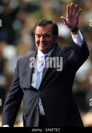 September 2008 - Frühere Sek. Tom Ridge winkt den Delegierten zu, während er am Donnerstag, den 4. September 2008, auf dem Podium des Republican National Convention im Xcel Energy Center in St. Paul, Minnesota, aufbricht. (Brian Bär/Sacramento Bee/MCT) (Bild: © Brian Bär/MCT/ZUMAPRESS.com) Stockfoto