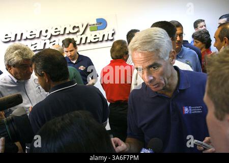 6. September 2008 – Florida-Gouverneur Charlie Crist, Right, trifft sich mit Reportern nach einer im Fernsehen übertragenen Diskussion über Pläne für Hurrikan Ike im Miami-Dade County Department of Emergency Management & Homeland Security in Doral, Florida, Samstag, 6. September 2008. (Marsha Halper/Miami Herald/MCT) (Kreditbild: © Marsha Halper/MCT/ZUMAPRESS.com) Stockfoto