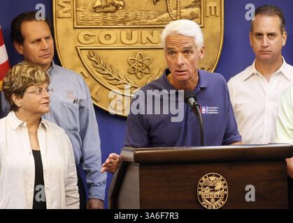 6. September 2008 - Florida-Gouverneur Charlie Crist, zweiter von rechts, spricht über Pläne für Hurrikan Ike im Miami-Dade County Department of Emergency Management & Homeland Security in Doral, Florida, Samstag, 6. September 2008. (Marsha Halper/Miami Herald/MCT) (Kreditbild: © Marsha Halper/MCT/ZUMAPRESS.com) Stockfoto