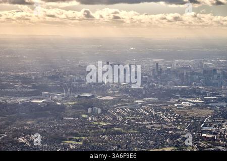 Ein stimmungsvoller Panoramablick auf das Stadtzentrum von Manchester und seine hohen Wohntürme, die heute die Stadt definieren, Nordwesten Englands, Großbritannien Stockfoto