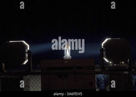 28. April 2011 - Cape Canaveral, Florida, Vereinigte Staaten von Amerika - April 2011 zeigt das Space Shuttle Endeavour, das an seinem externen Kraftstofftank und festen Raketenverstärkern befestigt ist, eine letzte Reise vom Vehicle Assembly Building zum Launch Pad 39A im Kennedy Space Center der NASA in Florida. Die letzte Abfahrt des US-Raumschiffs Endeavour, die für morgen geplant ist, ist ungewiss, weil Vorhersagen Wolken und Seitenwind vorhersagen. (Kreditbild: © NASA/ZUMAPRESS.com) Stockfoto