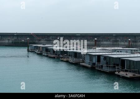 23. März 2025 - Brighton, Großbritannien - kleine Häuser, Hausboote und Boote und Yachten liegen in Brighton Marina an der Südküste Englands Stockfoto