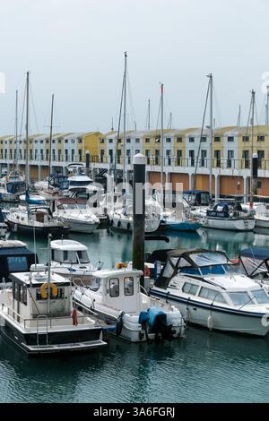 23. März 2025 - Brighton, Großbritannien - kleine Häuser, Hausboote und Boote und Yachten liegen in Brighton Marina an der Südküste Englands Stockfoto