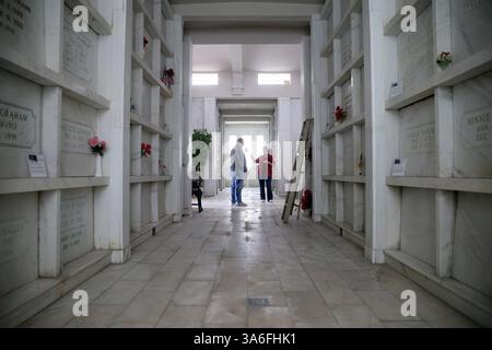 2. November 2013 - Beecher, IL, USA - Geschwister Scott und Sandra Lee Thielman arbeiten an Instandhaltungsprojekten Samstag, 2. November 2013 im Beecher Mausoleum in Beecher, Illinois. Studenten der University of Illinois at Urbana-Champaign helfen dabei, die Geschichte des Wahrzeichens für die Library of Congress zu dokumentieren. (Bild: © Brian Cassella/MCT/ZUMA Wire) Stockfoto