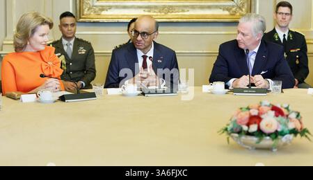 Brüssel, Belgien März 2025. Königin Mathilde von Belgien, Singapurs Präsident Tharman Shanmugaratnam und König Philippe - Filip von Belgien, dargestellt während eines Rundtischs über soziale Integration mit den Souveränen im Rahmen des Staatsbesuchs des Präsidenten von Singapur in Belgien am Dienstag, den 25. März 2025, im Königlichen Palast in Brüssel. Der Präsident Singapurs ist zu einem dreitägigen Besuch in Belgien. BELGA FOTO BENOIT DOPPAGNE Credit: Belga News Agency/Alamy Live News Stockfoto