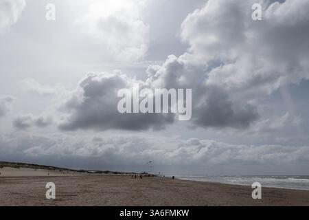 Himmel mit dramatischen Wolken, breitem, fast unbefestigtem Strand und Dünen, in der Nähe von Scheveningen (Niederlande) Stockfoto