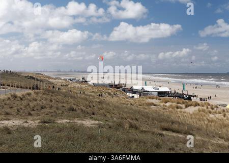Dünen (Westduinpark) mit Strandrestaurants und Küstenlinie bei Scheveningen (Niederlande) Stockfoto