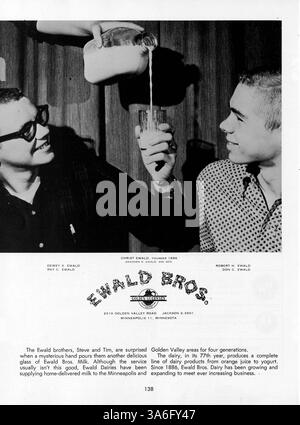 Das Jahrbuch „Viking 1963“ der Golden Valley High School behandelt die akademischen und außerschulischen Aktivitäten des Schuljahres 1962-1963 und hebt Schüler, Lehrer, Vereine, Leichtathletik, und Großveranstaltungen. Stockfoto