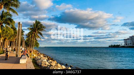 Miami, Florida, USA - 09. Dezember 2024: South pointe Park am Meer mit Blick auf die Sonnenuntergangslandschaft im Sommer in Miami, Florida. Kopierbereich Stockfoto