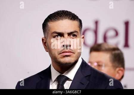 Mexiko-Stadt, Mexiko. März 2025. Der Sekretär für Sicherheit und Bürgerschutz, Omar Garcia Harfuch, berichtet während der Sicherheitskabinette zweiwöchentlich auf einer Pressekonferenz im Nationalpalast. Am 25. März 2025 in Mexiko-Stadt. (Foto: Luis Barron/ Credit: Eyepix Group/Alamy Live News Stockfoto
