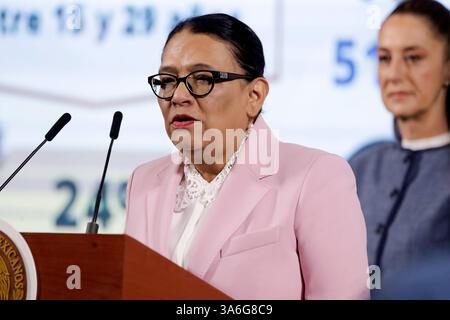 Mexiko-Stadt, Mexiko. März 2025. Innenministerin Rosa Icela Rodriguez spricht während des zweiwöchentlichen Berichts der Sicherheitskabinette auf einer Pressekonferenz im Nationalpalast. Am 25. März 2025 in Mexiko-Stadt. (Foto: Luis Barron/ Credit: Eyepix Group/Alamy Live News Stockfoto