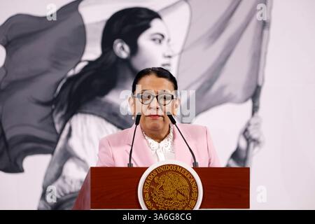 Mexiko-Stadt, Mexiko. März 2025. Innenministerin Rosa Icela Rodriguez spricht während des zweiwöchentlichen Berichts der Sicherheitskabinette auf einer Pressekonferenz im Nationalpalast. Am 25. März 2025 in Mexiko-Stadt. (Foto: Luis Barron/ Credit: Eyepix Group/Alamy Live News Stockfoto
