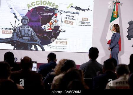 Mexiko-Stadt, Mexiko. März 2025. Die mexikanische Präsidentin Claudia Sheinbaum Pardo spricht während des zweiwöchentlichen Berichts der Sicherheitskabinette auf einer Pressekonferenz im Nationalpalast. Am 25. März 2025 in Mexiko-Stadt. (Foto: Luis Barron/ Credit: Eyepix Group/Alamy Live News Stockfoto