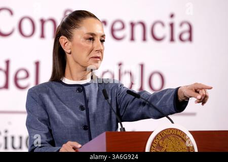 Mexiko-Stadt, Mexiko. März 2025. Die mexikanische Präsidentin Claudia Sheinbaum Pardo spricht während des zweiwöchentlichen Berichts der Sicherheitskabinette auf einer Pressekonferenz im Nationalpalast. Am 25. März 2025 in Mexiko-Stadt. (Foto: Luis Barron/ Credit: Eyepix Group/Alamy Live News Stockfoto