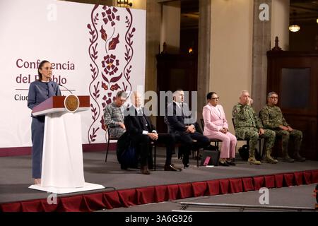 Mexiko-Stadt, Mexiko. März 2025. Die mexikanische Präsidentin Claudia Sheinbaum Pardo spricht während des zweiwöchentlichen Berichts der Sicherheitskabinette auf einer Pressekonferenz im Nationalpalast. Am 25. März 2025 in Mexiko-Stadt. (Foto: Luis Barron/ Credit: Eyepix Group/Alamy Live News Stockfoto